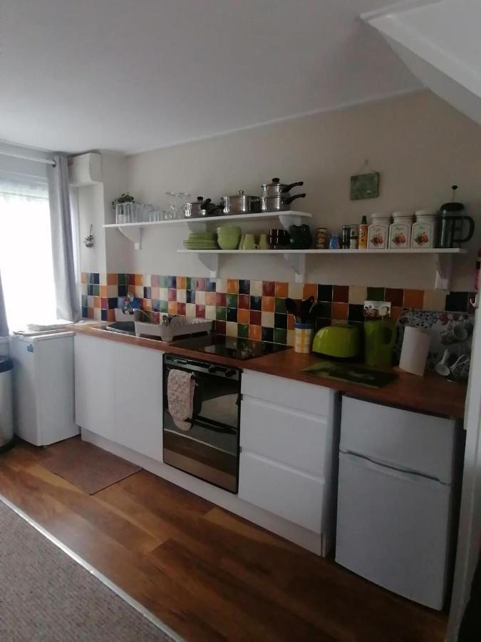 Le Chalet - 2 Bedroom Chalet House Sleeps 3 Pembroke Esterno foto